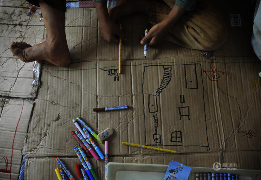 루뎬 지진발생 지역, 아이들은 지진 후 희망을 그린다.