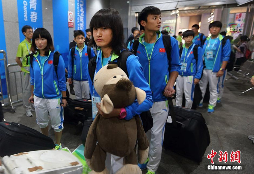 8월 13일 2014년 난징청소년올림픽에 참가하는 중국 대표단 130여 명의 운동선수들이 베이징에서 고속철을 타고 난징에 도착했다.양보(泱波) 촬영기자