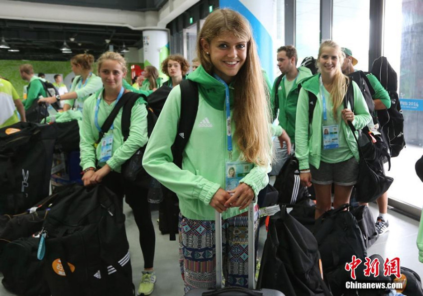 청소년올림픽, 각국 대표단 난징으로 도착…독일 ‘미소녀’  눈길 끌어