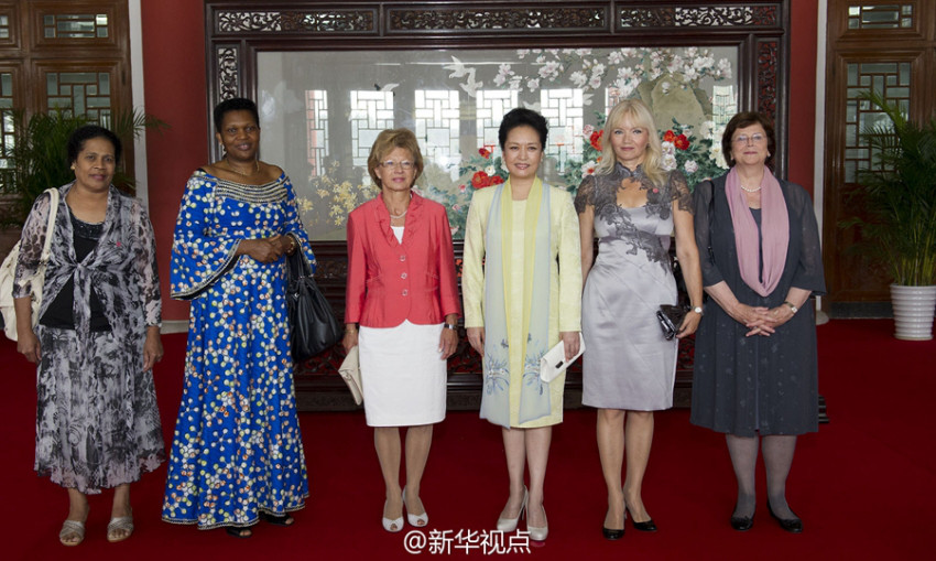 펑리위안 여사, 각 국 지도자 부인 초청해 난징박물관 참관