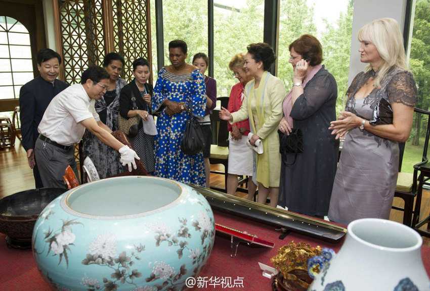 펑리위안 여사, 각 국 지도자 부인 초청해 난징박물관 참관