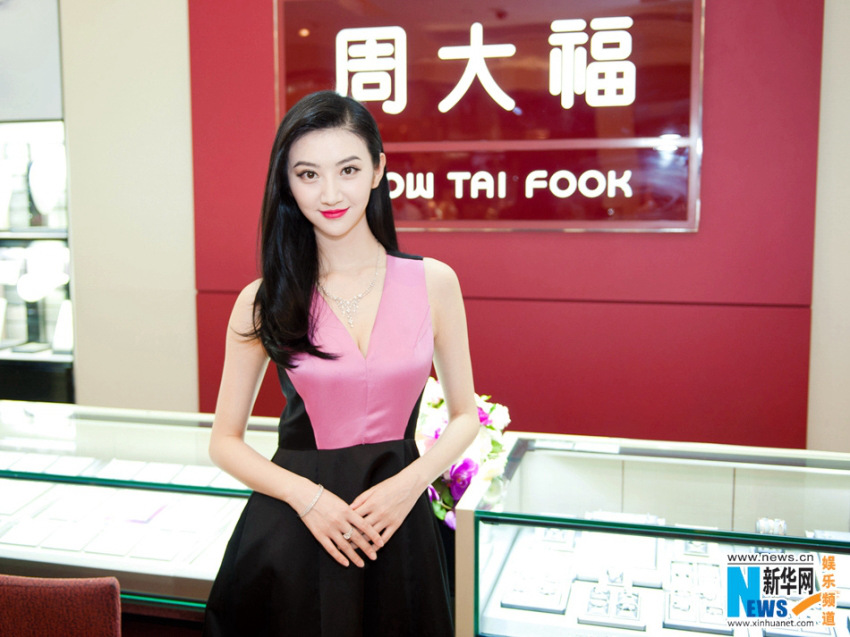 징톈, 100萬元 다이아몬드 보석•분홍빛 입술 완벽코디