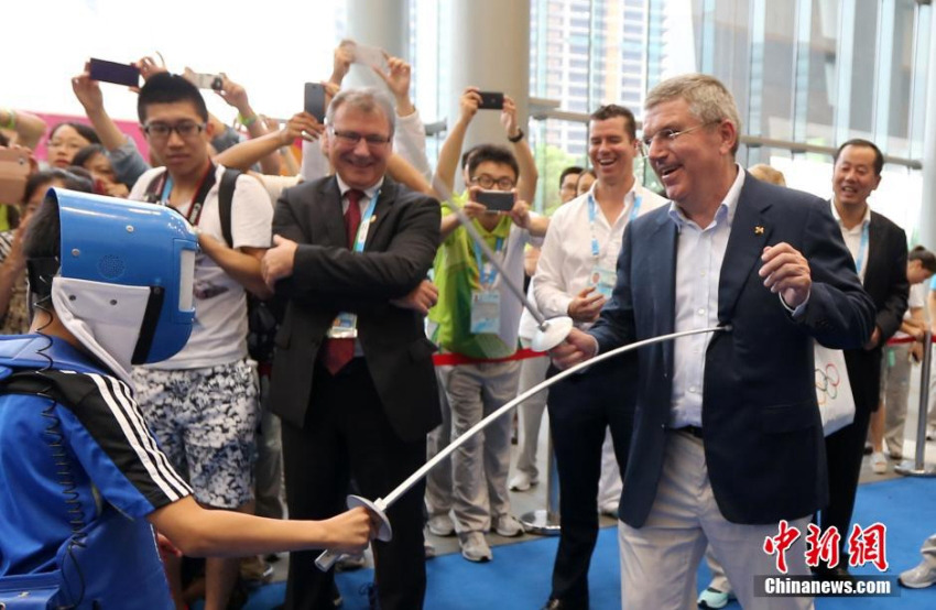 IOC 위원장, 난징 어린 친구들에게 ‘펜싱’ 시범 보여 