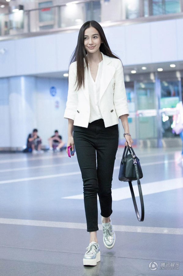 Angelababy 심플 공항패션 더욱 눈길가