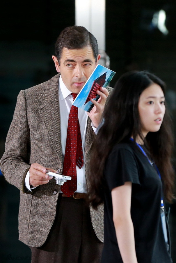 코미디언‘미스터 빈’, 상하이 광장 댄스에 심취