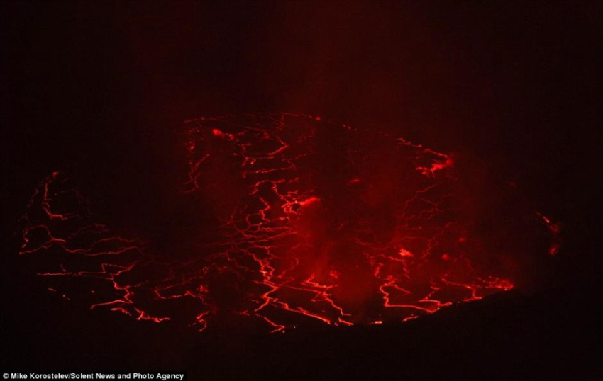 러시아 부부, 3,000미터 높이에서 화산 용암 촬영