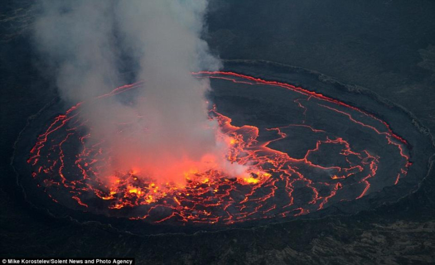 러시아 부부, 3,000미터 높이에서 화산 용암 촬영