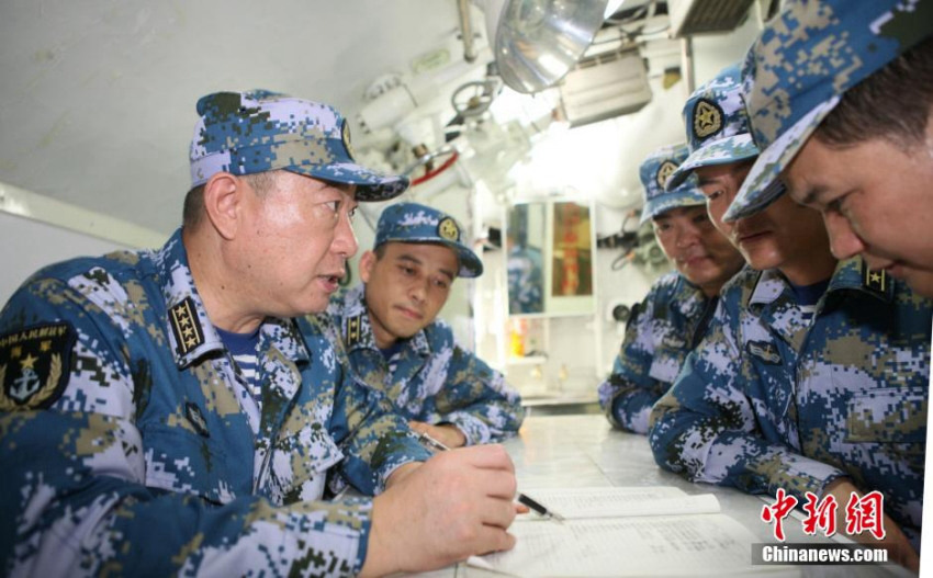 中 해군 잠수부대 해상 훈련 실시