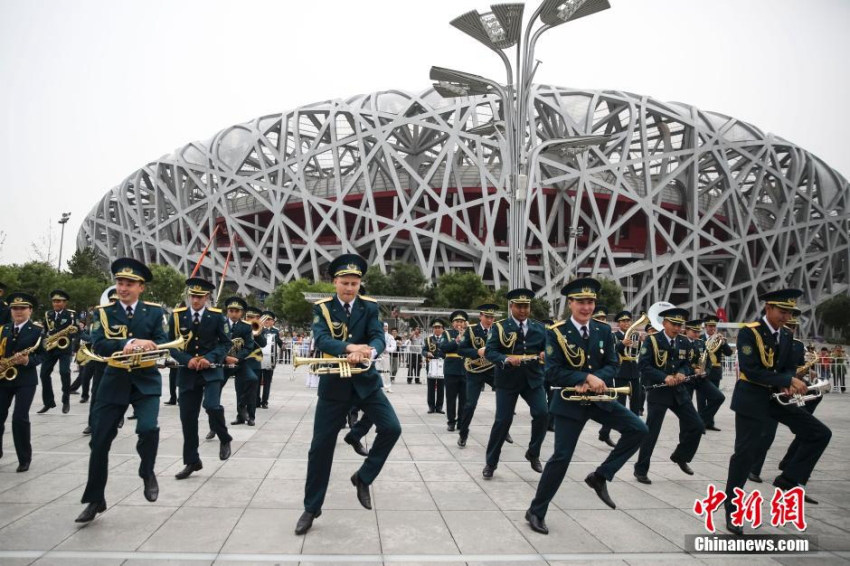 ‘카자흐스탄 군악대’ 베이징서 ‘강남 스타일’ 연주