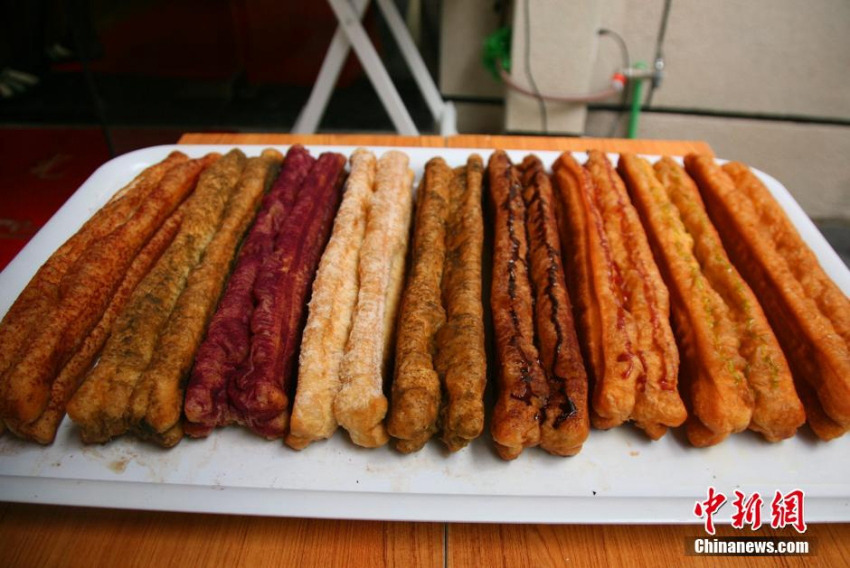 항저우서 ‘무지개빛 유탸오’ 판매…김맛, 샐러리맛까지 맛도 다양