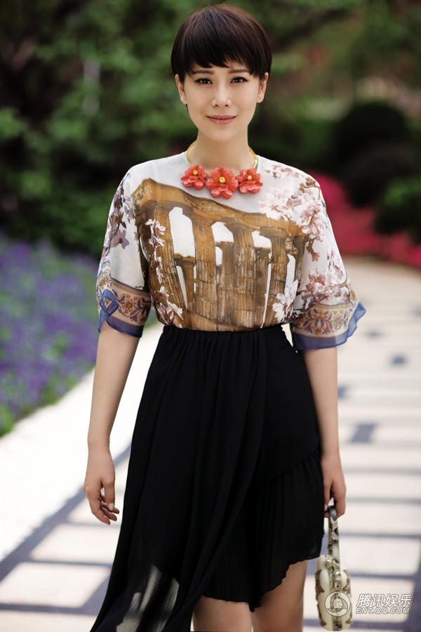 하이칭 ‘여장부’스타일 버려…사랑스럽게 변신