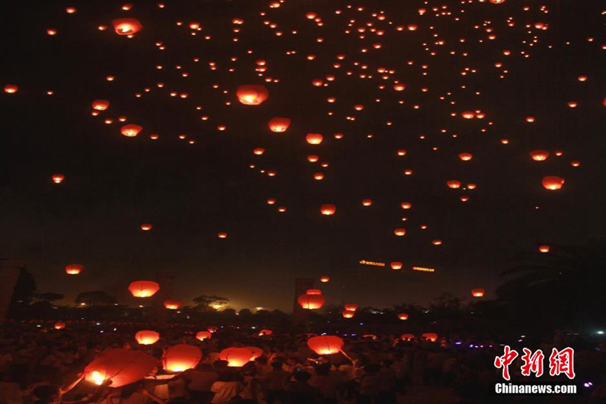 장시서 중추절 맞아 등불 축제 개최…수많은 인파 몰려