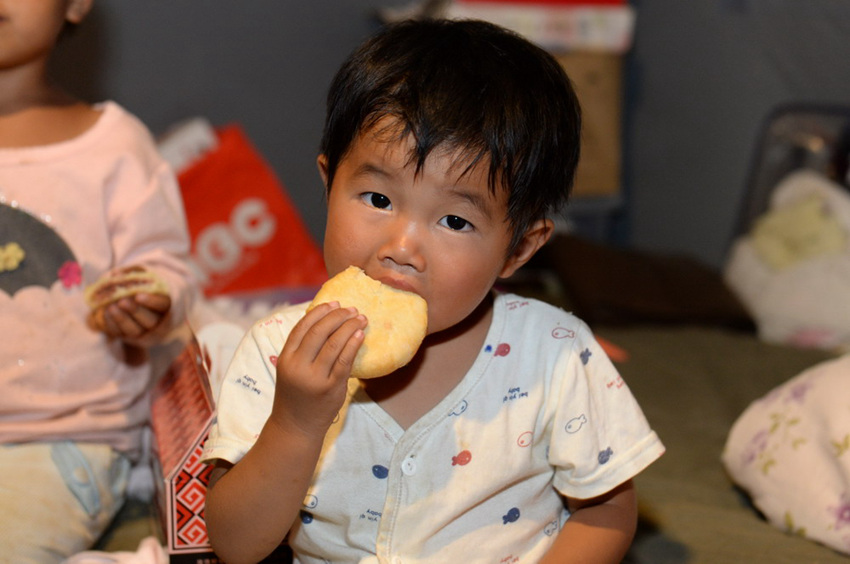 윈난 지진피해지역의 중추절, 단촐하지만 푸근한 온가족 식사