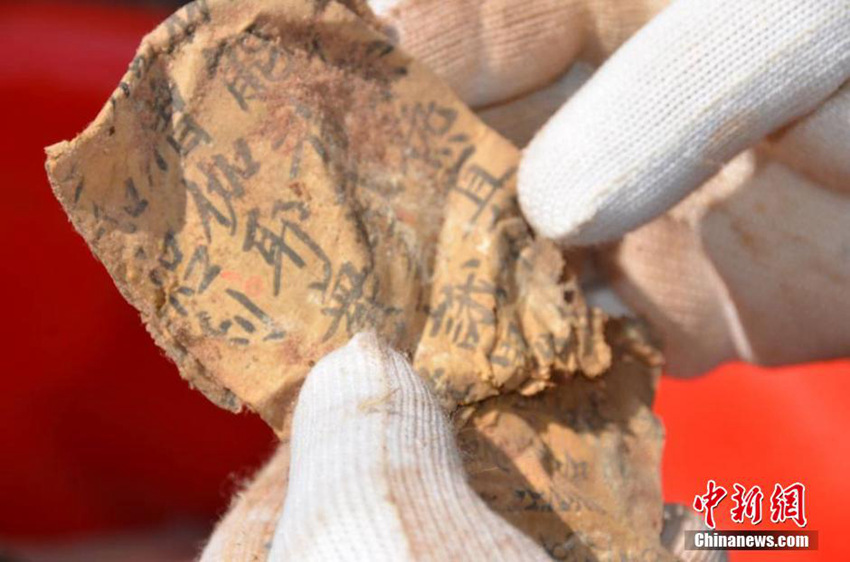 간쑤 병령사 석굴서 훼손된 불경 종이조각 발견