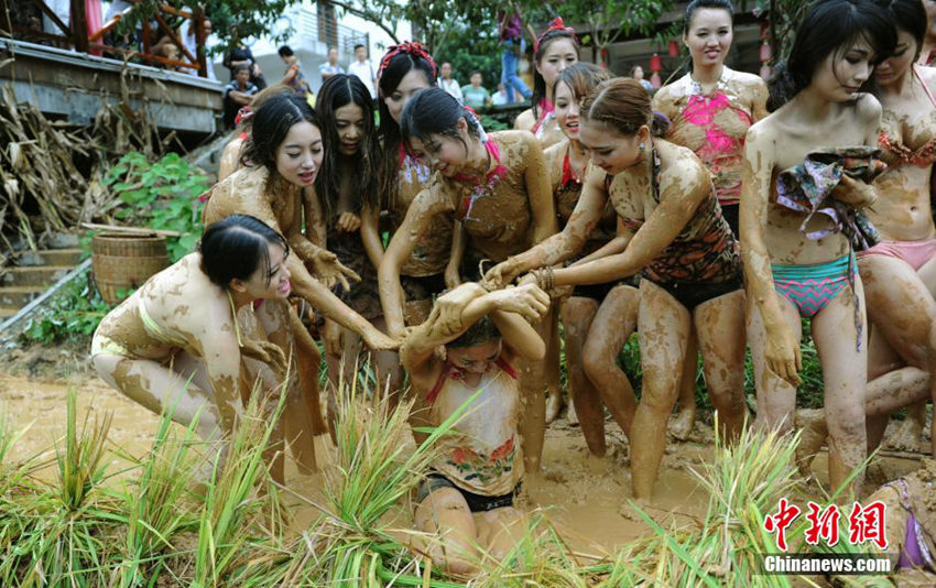 장자제 ‘진흙 대전’ 벌여…비키니 미녀 육박전 방불