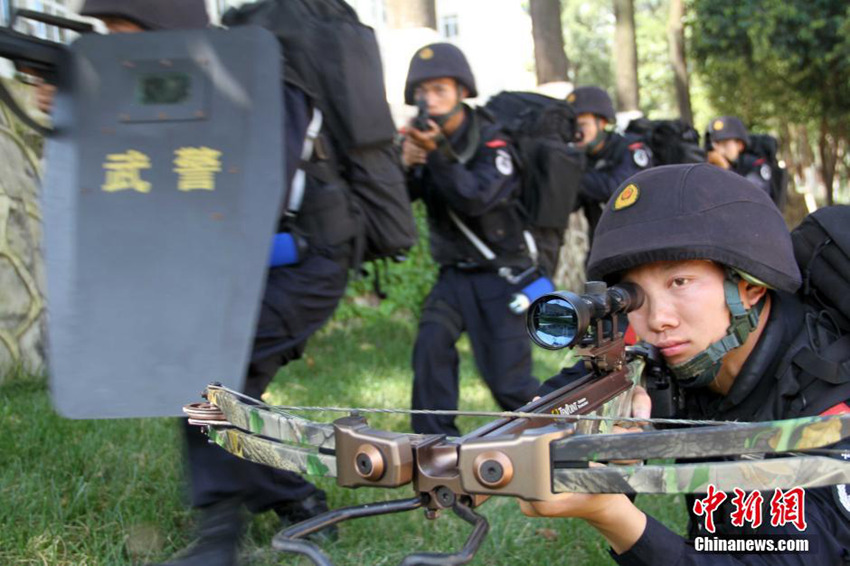 쓰촨 무장경찰 실전 훈련 실시, 궁수 출현으로 이목집중