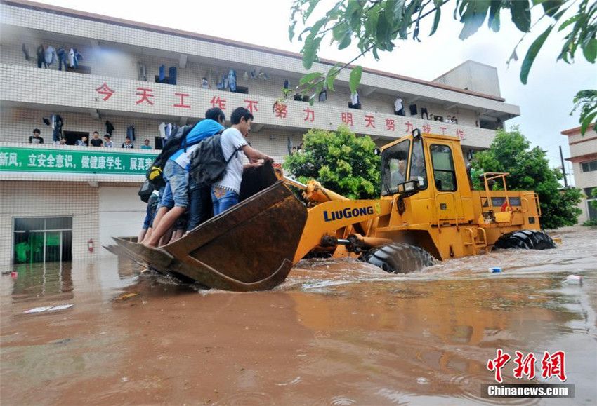 쓰촨 대폭우로 학생들 고립 등 피해 속출