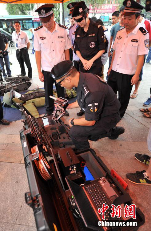 대테러 무기 장비 푸저우에 등장…SWAT 대원의 사용법 시범