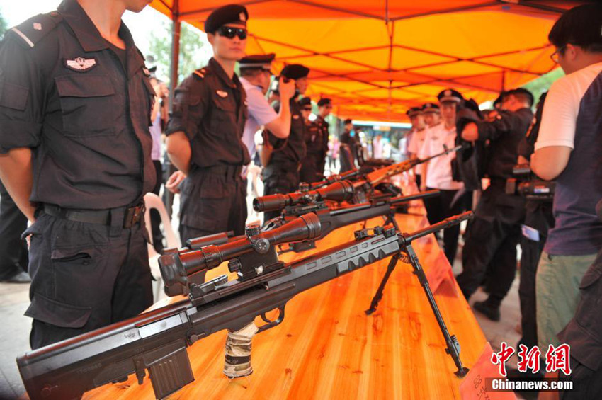 대테러 무기 장비 푸저우에 등장…SWAT 대원의 사용법 시범