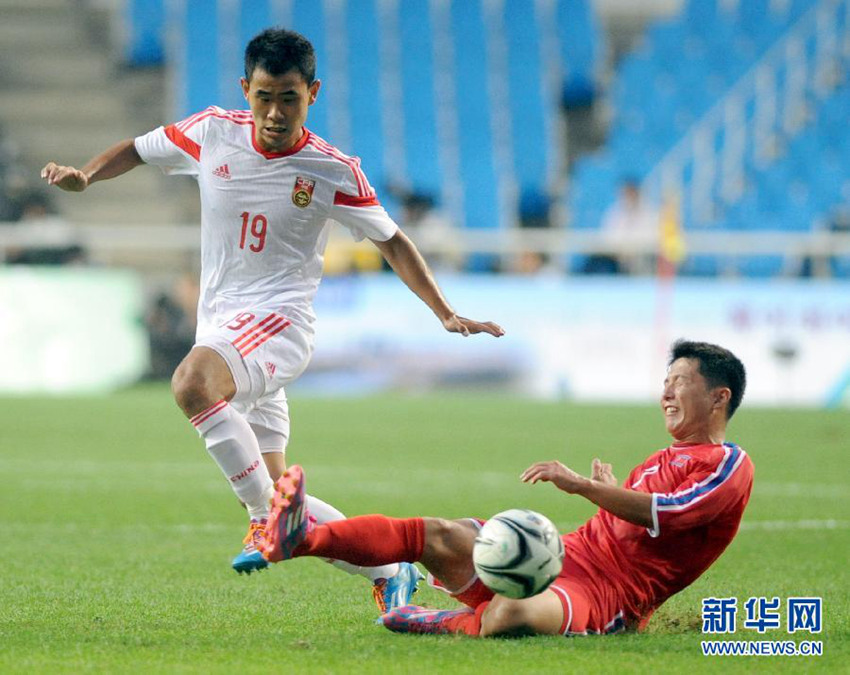 9월 15일, 중국 축구대표팀 궈하오(郭皓, 왼쪽) 선수가 경기 중 돌파를 시도하고 있다. 신화사 루빙후이(盧炳輝) 촬영기자