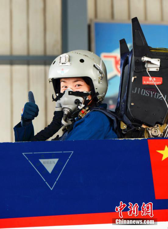 중국국제항공박람회에 中 최초 여자 전투기 조종사 등장해