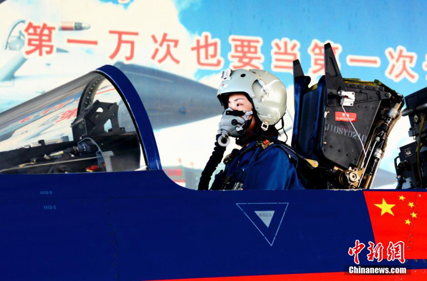 중국국제항공항천박람회에 中 최초 여자 전투기 조종사 등장해