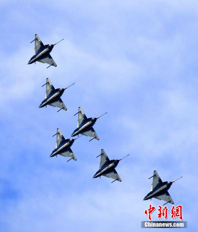 중국국제항공박람회에 中 최초 여자 전투기 조종사 등장해