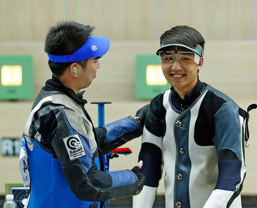 인천아시안 남자10M 공기소총, 중국 金, 銀 나란히 걸어