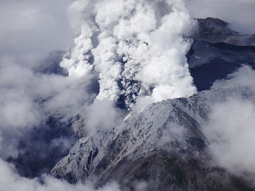 일본 중부 화산폭발로 200여명 고립 