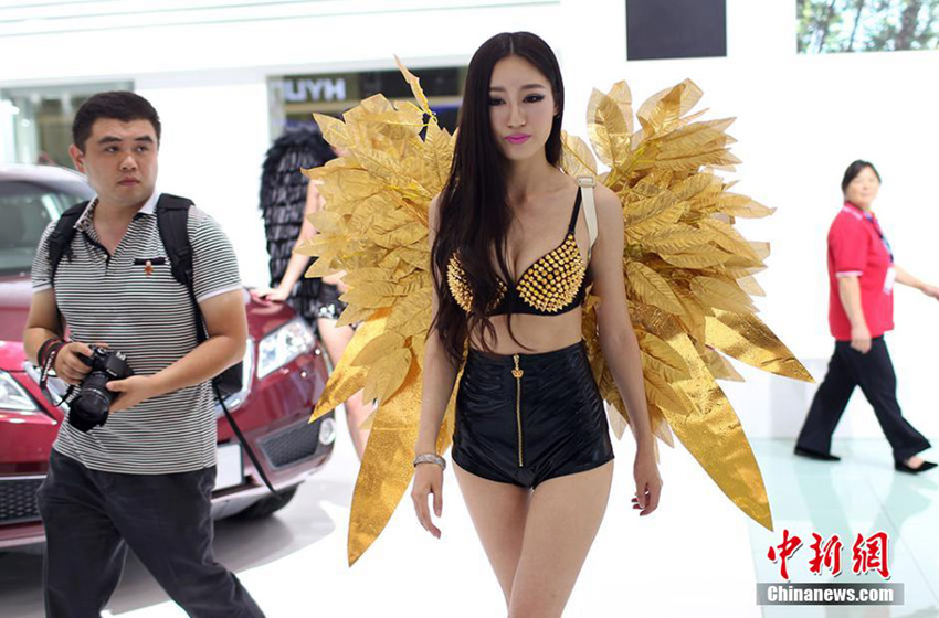 난징 국제모터쇼 개최, 차와 미녀모델로 볼거리 풍성 
