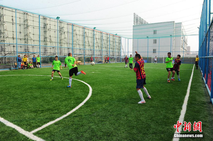 안후이 푸양시에 등장한 ‘하늘 축구장’ 눈길 끌어 