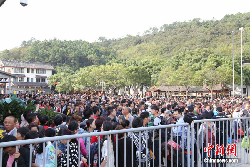 푸퉈산 찾은 관광객 6만 명, 태풍으로 발 묶여 