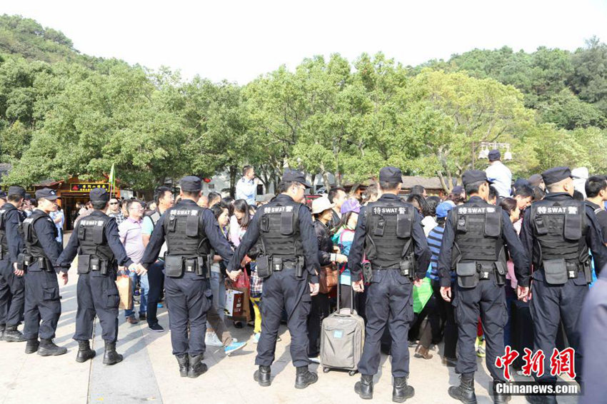 푸퉈산 찾은 관광객 6만 명, 태풍으로 발 묶여 