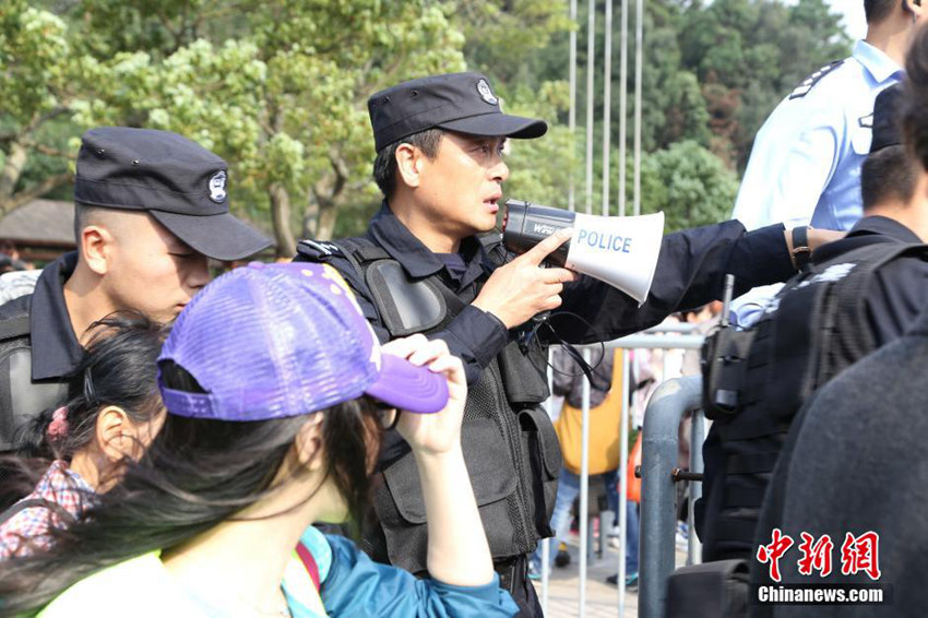 푸퉈산 찾은 관광객 6만 명, 태풍으로 발 묶여 