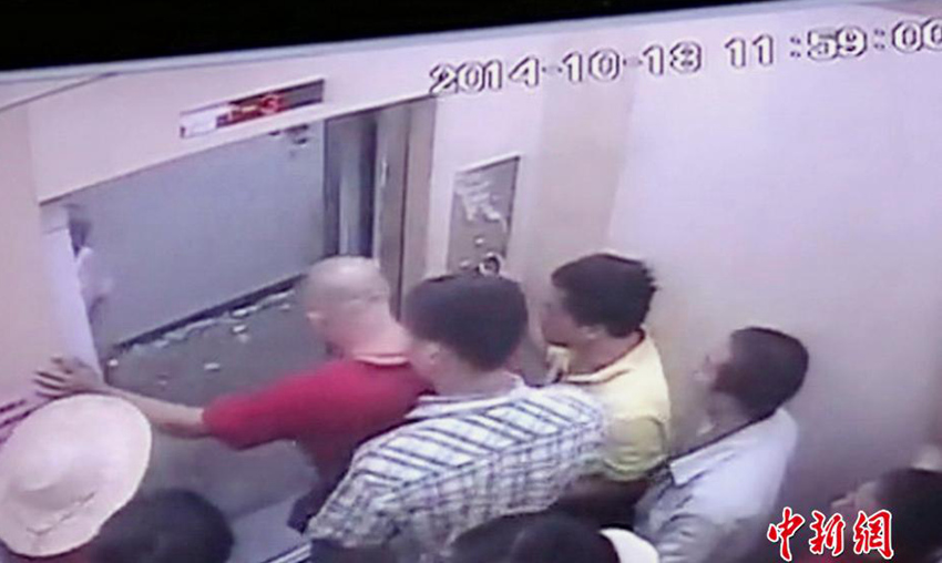 엘리베이터 고장으로 11명 갇혀…벽 뚫고 탈출