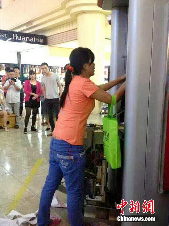 둥관 여성 은행카드 빼기 위해 맨손으로 ATM기 해체 