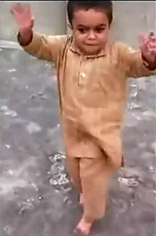 파키스탄 춤신동 어린이 “나처럼 흔들어봐요”