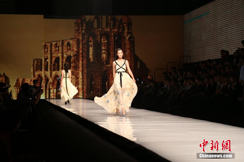 닝보 국제패션위크 개막…슈퍼모델 패션쇼에 시선 집중