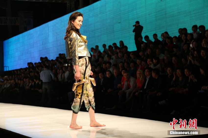 닝보 국제패션위크 개막…슈퍼모델 패션쇼에 시선 집중
