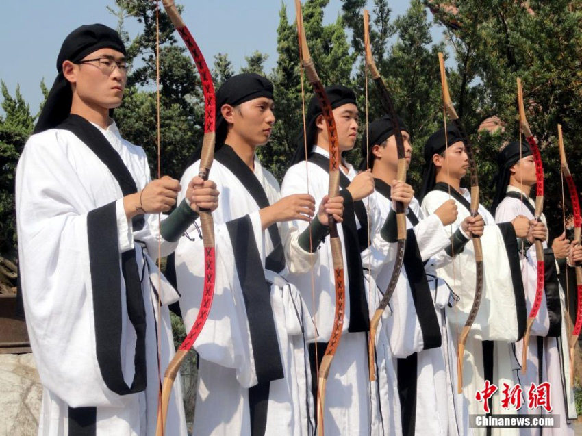 쑤저우 공자묘서 ‘향사례’거행, 한나라 의상 입고 전통 재현 
