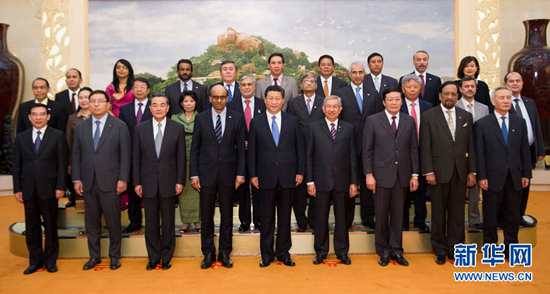 자료사진: 시진핑(習近平) 국가주석이 24일 아시아인프라투자은행(AIIB) 건설 양해각서 체결식에 참석한 각국 대표들을 접견했다.