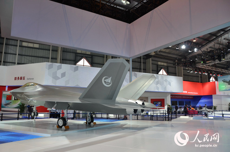 中 일반항공산업 ‘선구자’, 최신형 J-31 전투기 공개