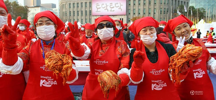 수천 명 중국인 요우커, 한국 김치 함께 담가