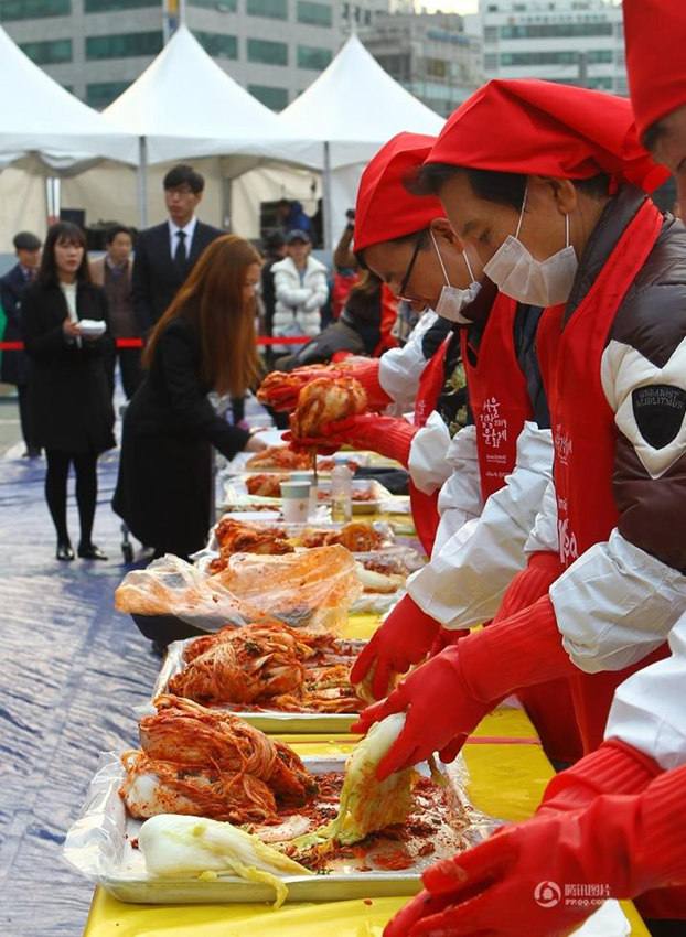 수천 명 중국인 요우커, 한국 김치 함께 담가