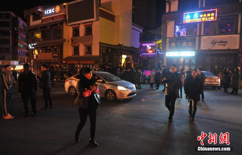쓰촨 캉딩서 규모 5.8 지진 재발, 길거리 시민들 대피