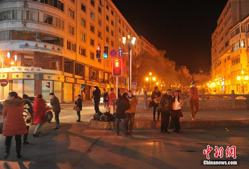 쓰촨 캉딩서 규모 5.8 지진 재발, 길거리 시민들 대피