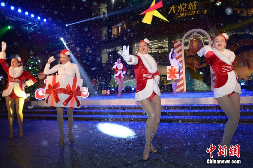 금발미녀들의 춤으로 베이징의 성탄절 분위기 돋궈