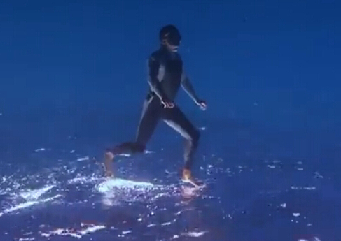 물 위를 걷는 환상적인 영상 공개, 어떻게 한 걸까?