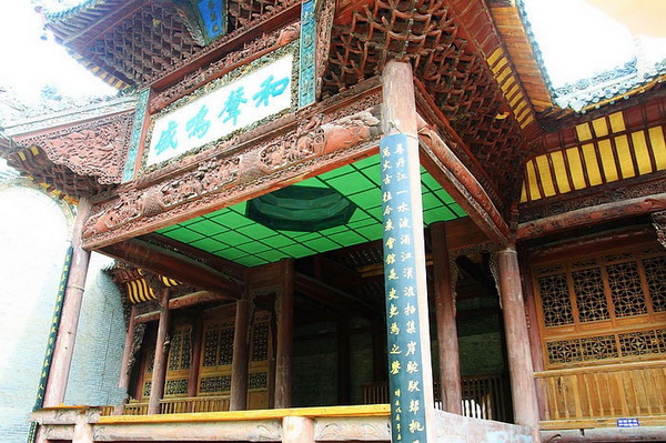 단펑화묘(丹鳳花廟): 청나라 광서(光緖)연간에 지어진 화려한 건축물