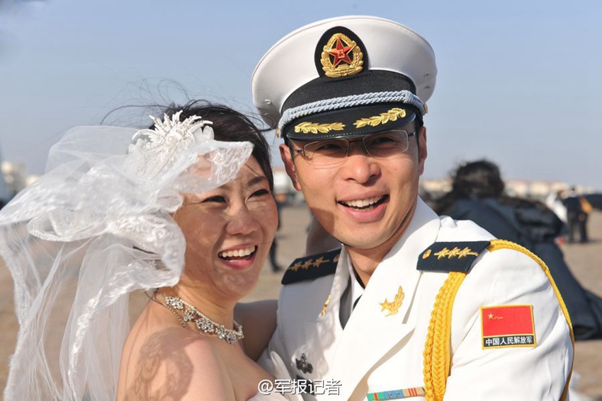 해군 호위편대 단체 결혼식 올려…054A함 ‘사랑의 증인’